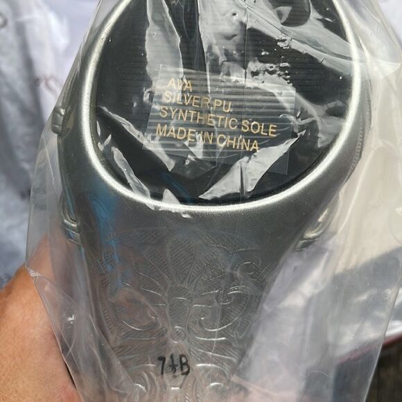 NIB! Dyeables Silver Metallic Ava Platform Sandals - Picture 3 of 4